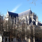 Francja: Poważny pożar wybuchł wewnątrz katedry w Nantes