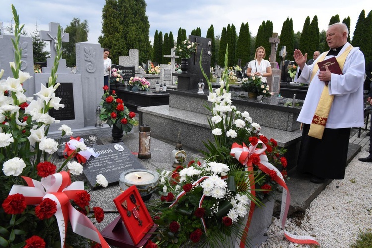 Ks. Jan Kudłacz błogosławi tablicę upamiętniającą bohatera wojny polsko-bolszewickiej.