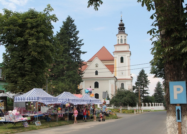 Figura Matki Bożej Szkaplerznej Pośredniczki Łask Wszelkich w Głębowicach
