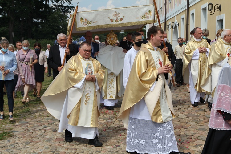 Figura Matki Bożej Szkaplerznej Pośredniczki Łask Wszelkich w Głębowicach