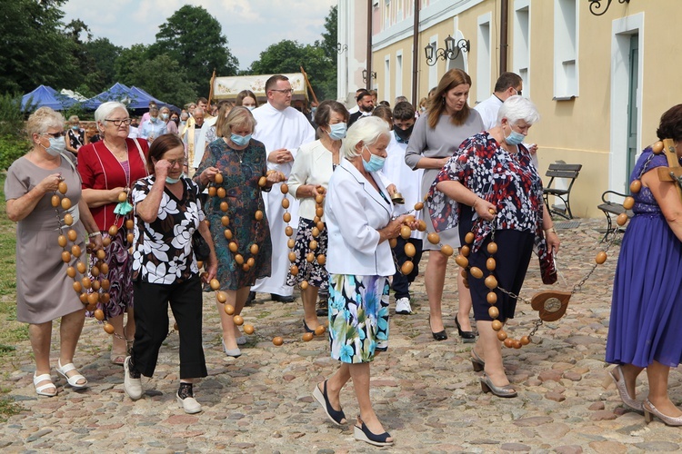 Figura Matki Bożej Szkaplerznej Pośredniczki Łask Wszelkich w Głębowicach