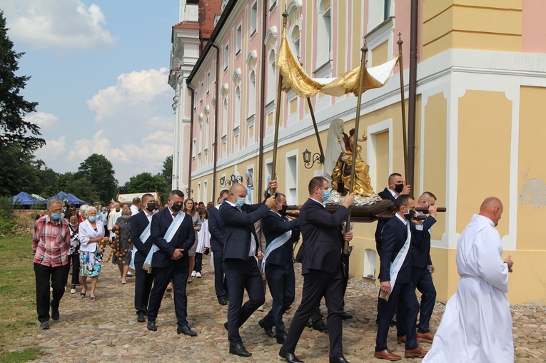 Figura Matki Bożej Szkaplerznej Pośredniczki Łask Wszelkich w Głębowicach