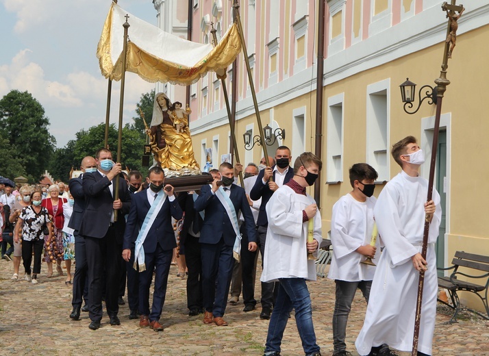 Figura Matki Bożej Szkaplerznej Pośredniczki Łask Wszelkich w Głębowicach
