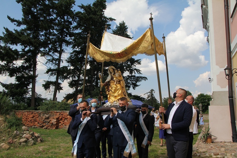 Figura Matki Bożej Szkaplerznej Pośredniczki Łask Wszelkich w Głębowicach