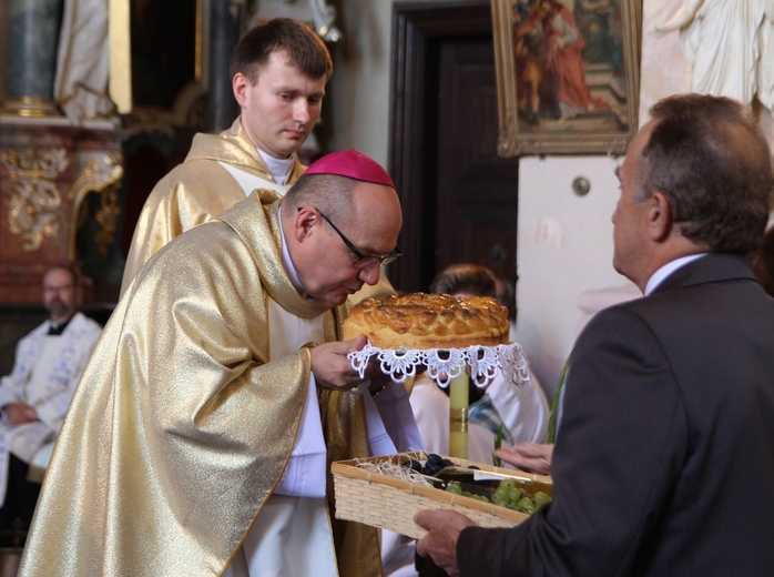 Figura Matki Bożej Szkaplerznej Pośredniczki Łask Wszelkich w Głębowicach