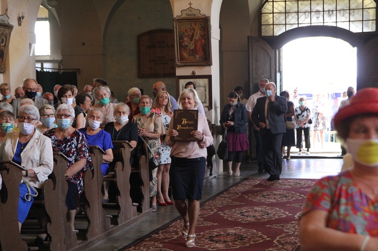 Figura Matki Bożej Szkaplerznej Pośredniczki Łask Wszelkich w Głębowicach