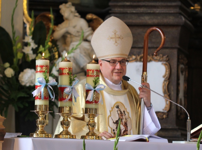 Figura Matki Bożej Szkaplerznej Pośredniczki Łask Wszelkich w Głębowicach