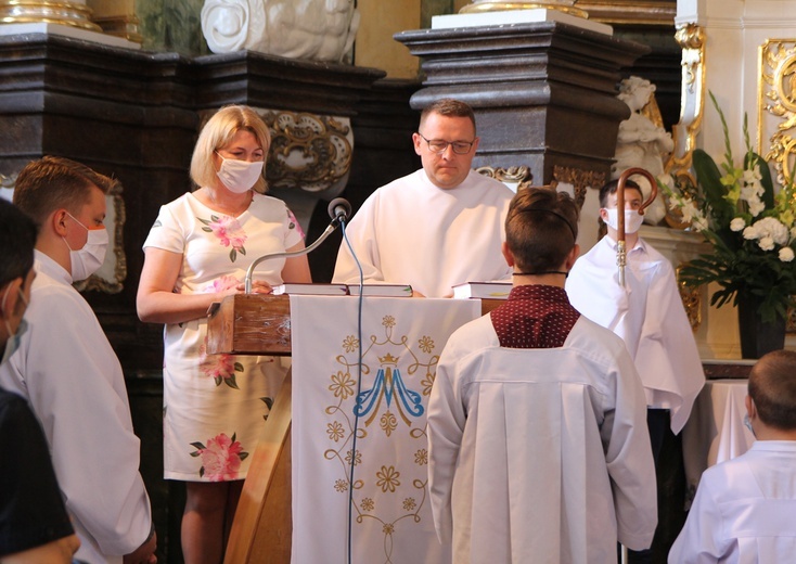 Figura Matki Bożej Szkaplerznej Pośredniczki Łask Wszelkich w Głębowicach