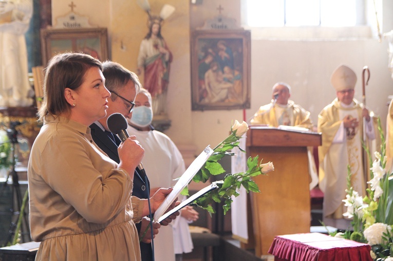 Figura Matki Bożej Szkaplerznej Pośredniczki Łask Wszelkich w Głębowicach