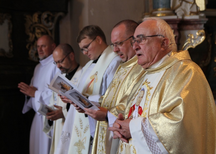 Figura Matki Bożej Szkaplerznej Pośredniczki Łask Wszelkich w Głębowicach