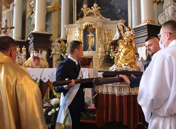 Figura Matki Bożej Szkaplerznej Pośredniczki Łask Wszelkich w Głębowicach