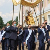 Figura Matki Bożej Szkaplerznej Pośredniczki Łask Wszelkich w Głębowicach