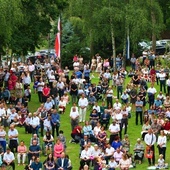 Pielgrzymi na placu sanktuaryjnym.