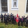 Strażacy z OSP Platerówka pod figurą św. Floriana.