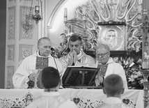 Ks. prał. Jan Pasierbek (z lewej) z bp. Romanem Pindlem i ks. kan. Janem Gorylem podczas Mszy św. z okazji 700-lecia Pietrzykowic.