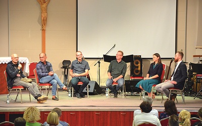Ważne sprawy Kościoła były tematem rozmowy uczestników rekolekcyjnego panelu.