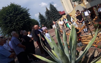 Mężczyźni odmawiali różaniec przy krzyżu misyjnym obok kościoła parafialnego w Dębicy - Latoszynie.