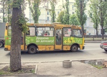 W Łucku na Ukrainie uzbrojony mężczyzna zabarykadował się w autobusie z zakładnikami