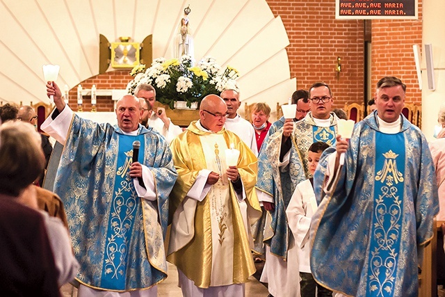 – Maryja ma nas prowadzić do spotkania z Chrystusem – podkreślał ks. Jan Szymko (w środku).