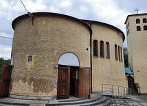 ▲	Świątynia jest budowlą murowaną w kształcie rotundy z widocznymi architektonicznymi wpływami stylu bizantyjskich bazylik.