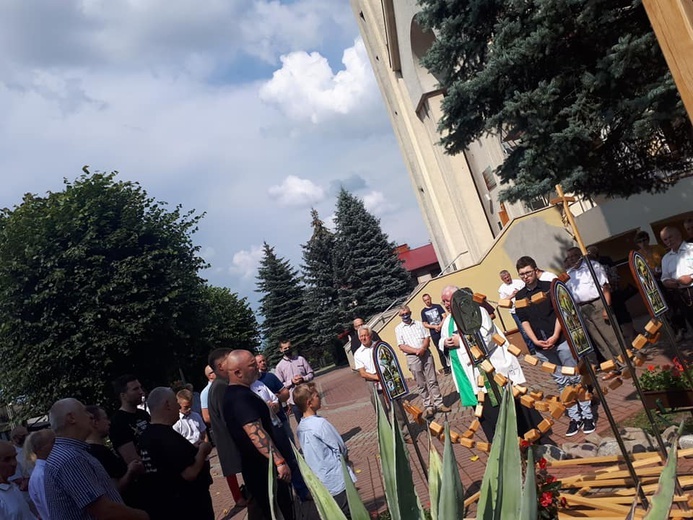 Lipiec z Męskim Różańcem