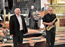 ▼	Jako pierwsi w łowickiej bazylice zagrali bracia Karol Gołębiowski (na organach) i Romuald Gołębiowski (na saksofonie).