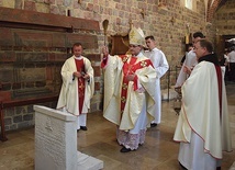 ▲	Biskup częstochowski poświęcił odrestaurowaną figurę Matki Bożej oraz klęcznik z relikwiami św. Jana Pawła II.