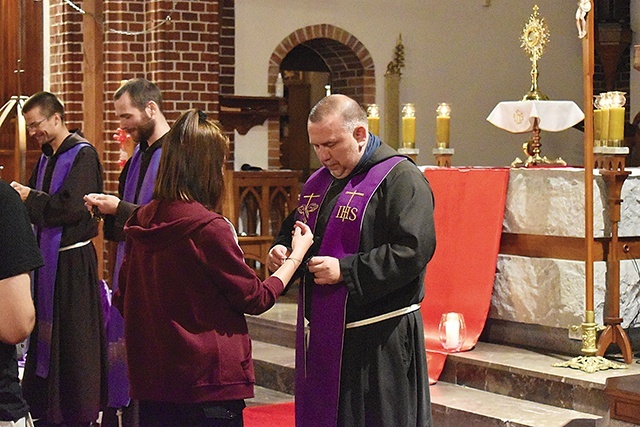 W ramach nabożeństwa pokutnego uczestnicy otrzymali na znak wolności klucz z medalionem św. Benedykta.