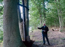 Krzyż pobłogosławił ks. Dariusz Kwaśny, miejscowy proboszcz. 