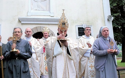 ▲	Przed sumą odbyła się procesja z relikwiami znajdującymi się w parafii.