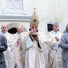 ▲	Przed sumą odbyła się procesja z relikwiami znajdującymi się w parafii.