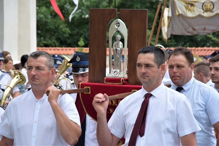 Podczas procesji niesiono relikwie św. ALeksego.