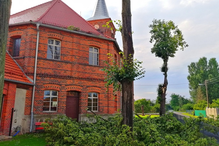 Dach kościoła w Zatoniu ucierpiał w czasie burzy