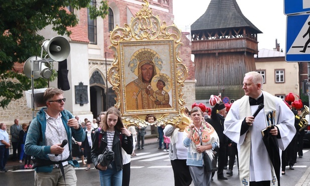Głosu do pierwszego odcinka użyczył ks. dr Marek Mierzyński.