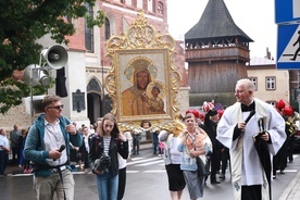 Głosu do pierwszego odcinka użyczył ks. dr Marek Mierzyński.