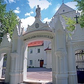 Brama główna przed kościołem klasztornym w Smardzewicach.