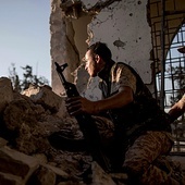 Bojownicy Rządu Zgody Narodowej – wspieranego przez Turcję – podczas walk z Libijską Armią Narodową, której pomaga Francja, w okolicach Trypolisu.