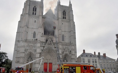W pożarze katedry w Nantes zniszczeniu uległa nie tylko część dziedzictwa religijnego, ale także symbol wiary katolickiej.