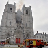 W pożarze katedry w Nantes zniszczeniu uległa nie tylko część dziedzictwa religijnego, ale także symbol wiary katolickiej.