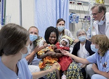 Szpital Bambino Gesù słynie z rozdzielania bliźniąt syjamskich. Ostatnio takiemu zabiegowi zostały poddane Ervina i Prefina z Republiki Środkowoafrykańskiej.