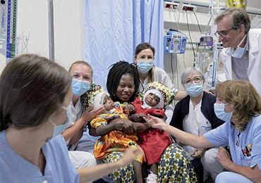 Szpital Bambino Gesù słynie z rozdzielania bliźniąt syjamskich. Ostatnio takiemu zabiegowi zostały poddane Ervina i Prefina z Republiki Środkowoafrykańskiej.