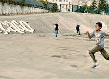 Tytuł filmu nawiązuje do bohaterów powieści Hugo, ale jego bohaterami są współcześni mieszkańcy Montfermeil.