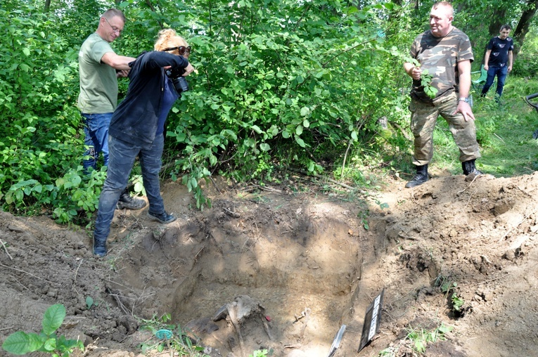 Ekshumacje żołnierza radzieckiego w Długomiłowicach