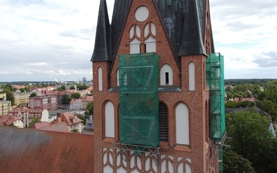 Ruszył remont tarcz zegara na wieży kościoła Mariackiego w Szczecinku