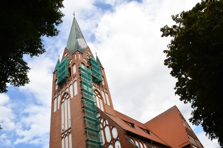 Renowacja tarcz zegara na kościele Mariackim w Szczecinku