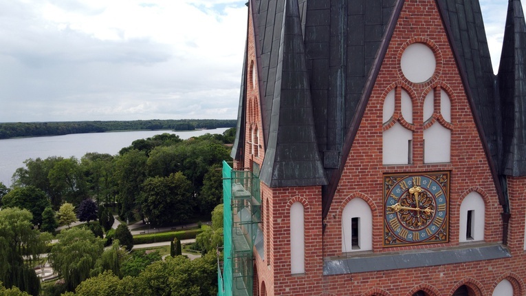 Renowacja tarcz zegara na kościele Mariackim w Szczecinku