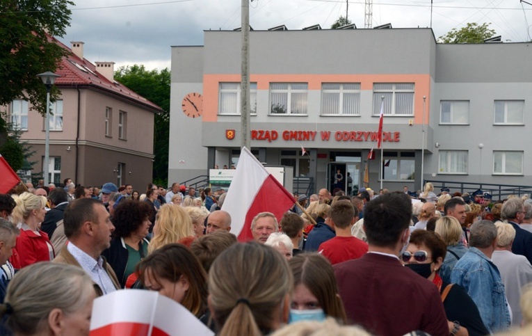 Spotkanie z prezydentem RP odbyło się na placu przed Urzędem Gminy Odrzywół.