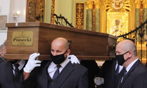 Pożegnanie kapelana prymasa. "Po raz ostatni pokłonił się Matce Zbawiciela"