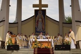 Msza św. na dziedzińcu klasztoru sióstr klarysek.