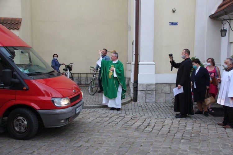 Poświęcenie samochodów we Wschowie